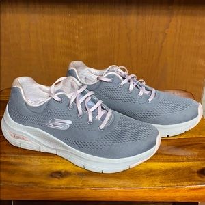 SKECHERS women’s ArchFit sneakers Size 9
